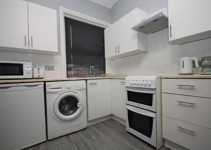 Barton Beachside - Penthouse Twobedroom Apartment, Double & Twins - Central Beach & Promenade Location - Over 21\'S, Family Friendly Only, Id Required, Stairs Access, Free Parking