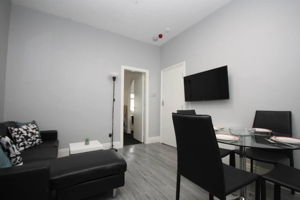 Appartamento Barton Beachside - Penthouse Twobedroom Apartment, Double & Twins - & Promenade Location - Over 21's, Family Friendly Only, Id Required, Stairs Access, Free Parking