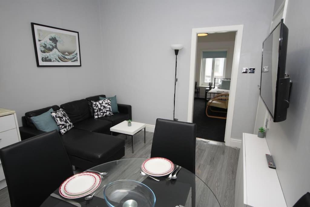 Appartamento Barton Beachside - Penthouse Twobedroom Apartment, Double & Twins - & Promenade Location - Over 21's, Family Friendly Only, Id Required, Stairs Access, Free Parking Blackpool