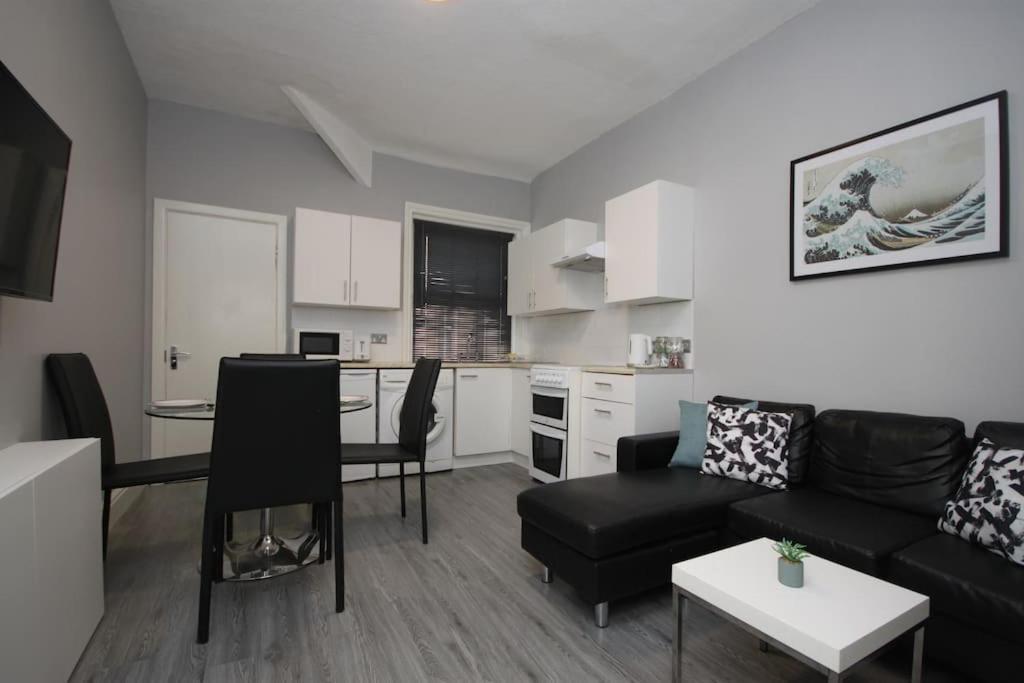 Barton Beachside - Penthouse Twobedroom Apartment, Double & Twins - & Promenade Location - Over 21's, Family Friendly Only, Id Required, Stairs Access, Free Parking Appartamento Blackpool