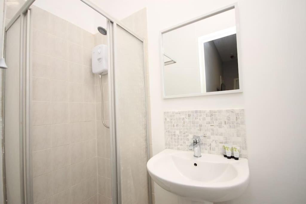 Appartamento Barton Beachside - Penthouse Twobedroom Apartment, Double & Twins - & Promenade Location - Over 21's, Family Friendly Only, Id Required, Stairs Access, Free Parking